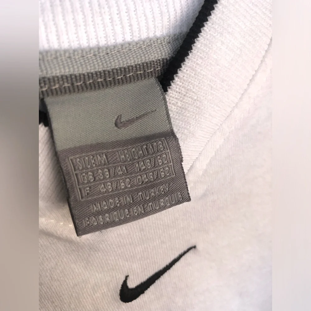 Nike VTG embroidered center swoosh V-neck t-shirt 💣